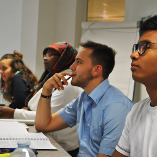 Во Франции молодёжь участвует в групповой сессии по изучению и обсуждению материалов семинара
