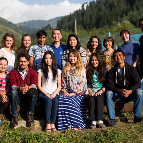 Группа молодёжи на семинаре в Казахстане, где занятия по этой программе проводятся с 2010 года.