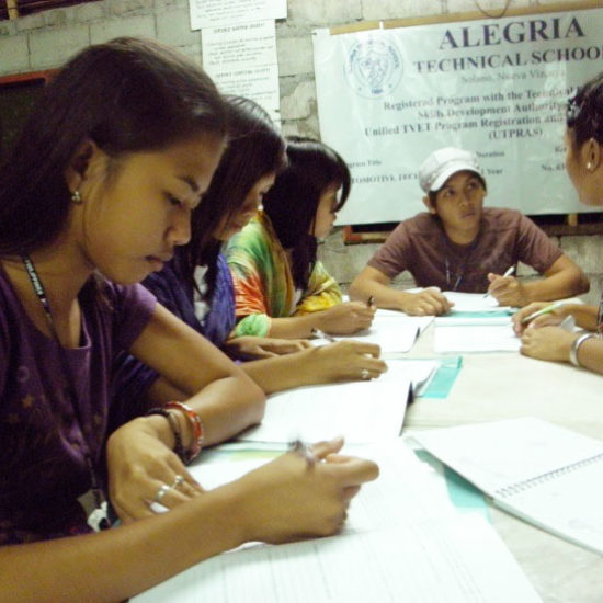 Небольшая группа молодёжи на Филиппинах изучает и обсуждает материалы семинара.