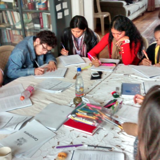 Участники из Колумбии разбились на небольшие группы для изучения и совместного обсуждения.