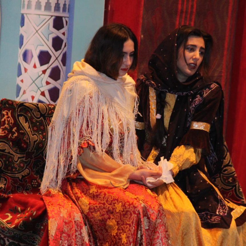 В этой сцене Тахире (слева) встречается с женой сийида Казима, важного религиозного лидера, чьи последователи ждали неизбежного пришествия Посланника Божиего