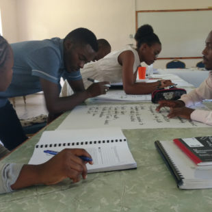 Замбиядағы университеттің студенттері ISGP бакалавриат семинарында жаттығуда жұмыс істейді.