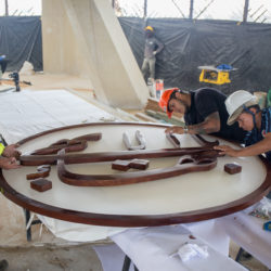 Плотники из фирмы, которая изготовила символ Величайшего Имени, готовят его к установке