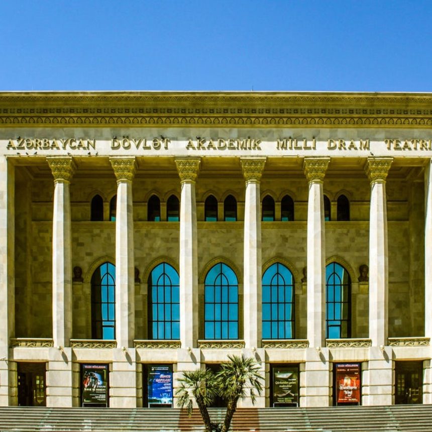 Выступление состоялось в Азербайджанском государственном академическом национальном драматическом театре в Баку. (Фото Урека Мениашвили, взято с Викисклада)