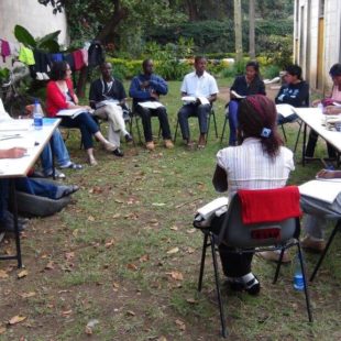 Кениядағы семинарда университет студенттері тобы кеңесу барысында